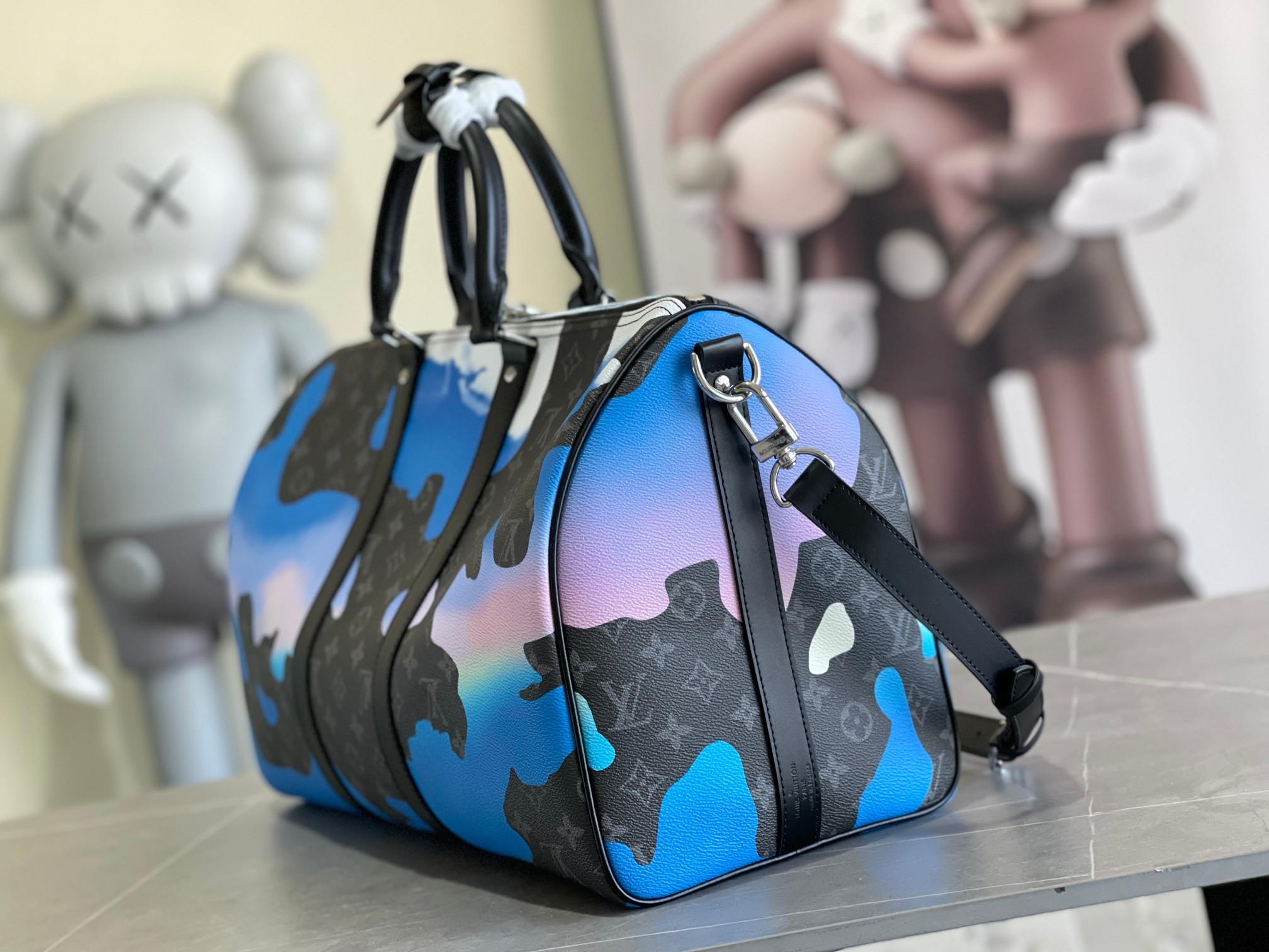 顶级原单 46356 路易威登经典 Keepall 45尺寸旅行袋款号46356 浸染宛如朝阳的粉彩色调,活力迎接 2022 春季 2