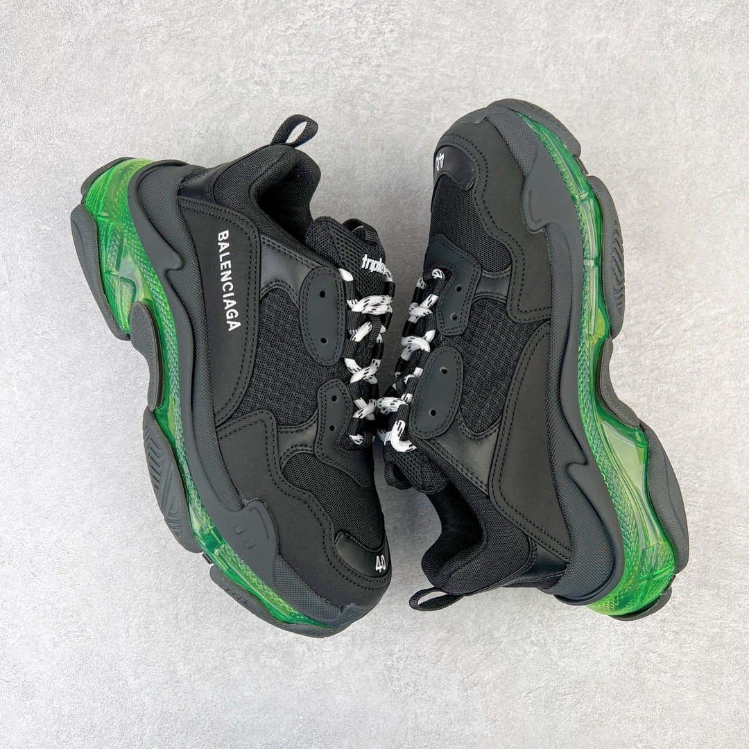 图片[3]-💰400 ＃VG零售版 BALENCIAGA Triple S Clear Sole Sneaker 巴黎世家复古透明气垫运动鞋 黑色做旧 全套原纸板楦头开发 最原汁原味的灵魂版型 全鞋荧光划线卡点 胶水把控整洁度追求极致完美 每一双都是工艺品 多重QC质检 超越公司货的品控标准 实实在在的免检产品 原盒原配 正确字体电绣 粗细、位置、大小正确 侧边TPU 透气孔匹配意产原版 正确气垫分离大底 TPU软底 原版一致大底LOGO 立体感十足 原厂皮料水洗做旧 采购原厂网纱 小牛皮 小羊皮和网眼 复杂的三层外底 采用Clear Sole技术将TPU注入鞋底内部可产生气泡 以提供更多舒适感 更轻的鞋子和减震效果 脚趾边缘绣有尺寸 侧面绣有徽标 背面压印徽标 舌头上的Triple S橡胶品牌 2个鞋带环 包括1个功能环 运动系带系统 带12个织物孔眼 双色鞋带让人想起远足靴的鞋带 后部拉环和舌头拉环 水洗效果 打造老旧外观 正常尺码 Size：35 36 37 38 39 40 41 42 43 44 45 46 编码：by4936070-运动鞋