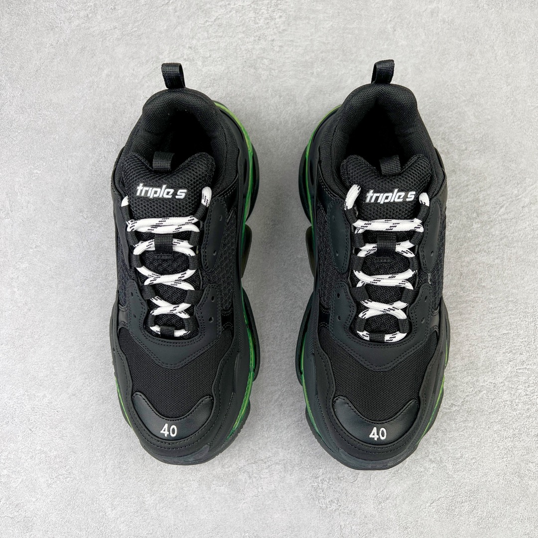 图片[2]-💰400 ＃VG零售版 BALENCIAGA Triple S Clear Sole Sneaker 巴黎世家复古透明气垫运动鞋 黑色做旧 全套原纸板楦头开发 最原汁原味的灵魂版型 全鞋荧光划线卡点 胶水把控整洁度追求极致完美 每一双都是工艺品 多重QC质检 超越公司货的品控标准 实实在在的免检产品 原盒原配 正确字体电绣 粗细、位置、大小正确 侧边TPU 透气孔匹配意产原版 正确气垫分离大底 TPU软底 原版一致大底LOGO 立体感十足 原厂皮料水洗做旧 采购原厂网纱 小牛皮 小羊皮和网眼 复杂的三层外底 采用Clear Sole技术将TPU注入鞋底内部可产生气泡 以提供更多舒适感 更轻的鞋子和减震效果 脚趾边缘绣有尺寸 侧面绣有徽标 背面压印徽标 舌头上的Triple S橡胶品牌 2个鞋带环 包括1个功能环 运动系带系统 带12个织物孔眼 双色鞋带让人想起远足靴的鞋带 后部拉环和舌头拉环 水洗效果 打造老旧外观 正常尺码 Size：35 36 37 38 39 40 41 42 43 44 45 46 编码：by4936070-运动鞋