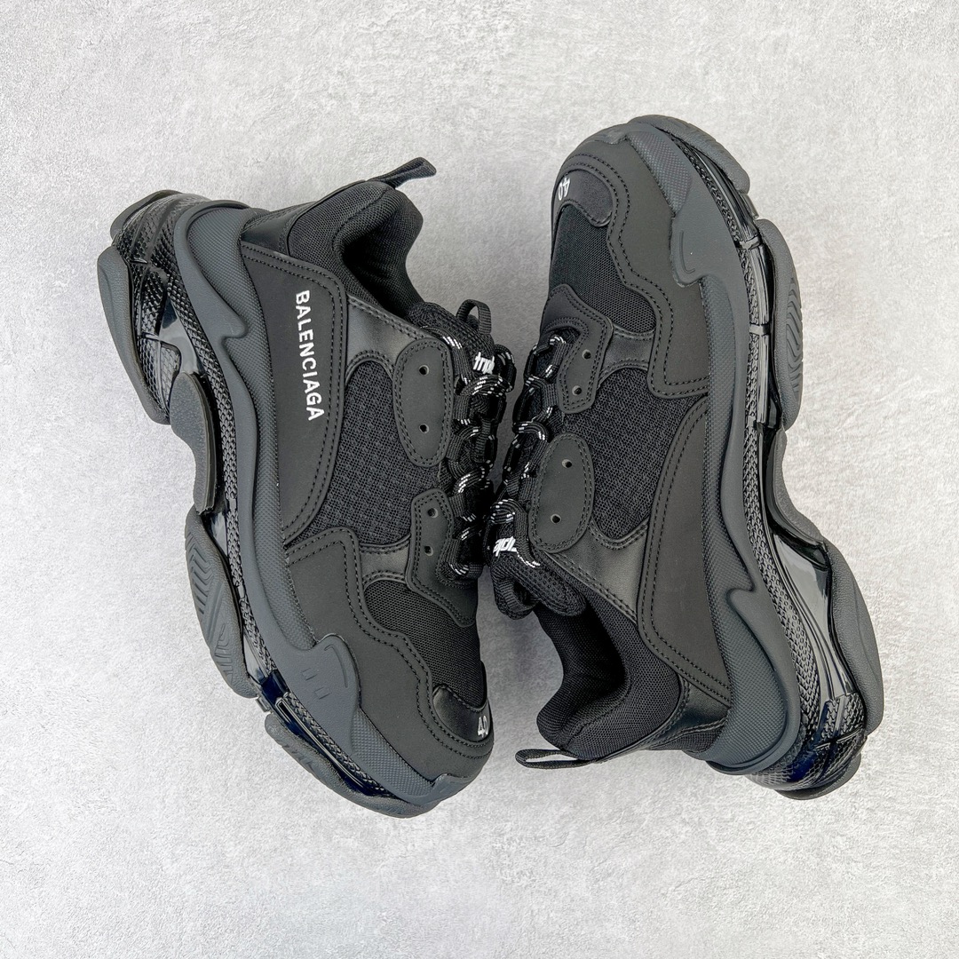 图片[3]-💰400 ＃VG零售版 BALENCIAGA Triple S Clear Sole Sneaker 巴黎世家复古透明气垫运动鞋 黑色做旧 全套原纸板楦头开发 最原汁原味的灵魂版型 全鞋荧光划线卡点 胶水把控整洁度追求极致完美 每一双都是工艺品 多重QC质检 超越公司货的品控标准 实实在在的免检产品 原盒原配 正确字体电绣 粗细、位置、大小正确 侧边TPU 透气孔匹配意产原版 正确气垫分离大底 TPU软底 原版一致大底LOGO 立体感十足 原厂皮料水洗做旧 采购原厂网纱 小牛皮 小羊皮和网眼 复杂的三层外底 采用Clear Sole技术将TPU注入鞋底内部可产生气泡 以提供更多舒适感 更轻的鞋子和减震效果 脚趾边缘绣有尺寸 侧面绣有徽标 背面压印徽标 舌头上的Triple S橡胶品牌 2个鞋带环 包括1个功能环 运动系带系统 带12个织物孔眼 双色鞋带让人想起远足靴的鞋带 后部拉环和舌头拉环 水洗效果 打造老旧外观 正常尺码 Size：35 36 37 38 39 40 41 42 43 44 45 46 编码：by4936070-运动鞋