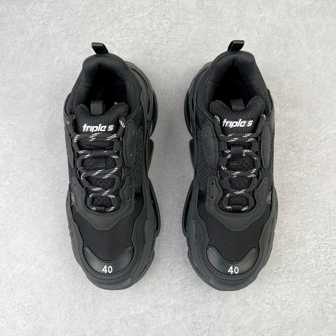 图片[2]-💰400 ＃VG零售版 BALENCIAGA Triple S Clear Sole Sneaker 巴黎世家复古透明气垫运动鞋 黑色做旧 全套原纸板楦头开发 最原汁原味的灵魂版型 全鞋荧光划线卡点 胶水把控整洁度追求极致完美 每一双都是工艺品 多重QC质检 超越公司货的品控标准 实实在在的免检产品 原盒原配 正确字体电绣 粗细、位置、大小正确 侧边TPU 透气孔匹配意产原版 正确气垫分离大底 TPU软底 原版一致大底LOGO 立体感十足 原厂皮料水洗做旧 采购原厂网纱 小牛皮 小羊皮和网眼 复杂的三层外底 采用Clear Sole技术将TPU注入鞋底内部可产生气泡 以提供更多舒适感 更轻的鞋子和减震效果 脚趾边缘绣有尺寸 侧面绣有徽标 背面压印徽标 舌头上的Triple S橡胶品牌 2个鞋带环 包括1个功能环 运动系带系统 带12个织物孔眼 双色鞋带让人想起远足靴的鞋带 后部拉环和舌头拉环 水洗效果 打造老旧外观 正常尺码 Size：35 36 37 38 39 40 41 42 43 44 45 46 编码：by4936070-运动鞋