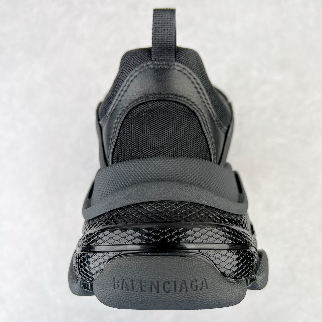 图片[8]-💰400 ＃VG零售版 BALENCIAGA Triple S Clear Sole Sneaker 巴黎世家复古透明气垫运动鞋 黑色做旧 全套原纸板楦头开发 最原汁原味的灵魂版型 全鞋荧光划线卡点 胶水把控整洁度追求极致完美 每一双都是工艺品 多重QC质检 超越公司货的品控标准 实实在在的免检产品 原盒原配 正确字体电绣 粗细、位置、大小正确 侧边TPU 透气孔匹配意产原版 正确气垫分离大底 TPU软底 原版一致大底LOGO 立体感十足 原厂皮料水洗做旧 采购原厂网纱 小牛皮 小羊皮和网眼 复杂的三层外底 采用Clear Sole技术将TPU注入鞋底内部可产生气泡 以提供更多舒适感 更轻的鞋子和减震效果 脚趾边缘绣有尺寸 侧面绣有徽标 背面压印徽标 舌头上的Triple S橡胶品牌 2个鞋带环 包括1个功能环 运动系带系统 带12个织物孔眼 双色鞋带让人想起远足靴的鞋带 后部拉环和舌头拉环 水洗效果 打造老旧外观 正常尺码 Size：35 36 37 38 39 40 41 42 43 44 45 46 编码：by4936070-运动鞋