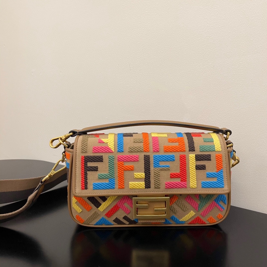 P650 original Fendi limited colorful embroidered baguette Baguette "baguette" is an indispensable classic style in the …