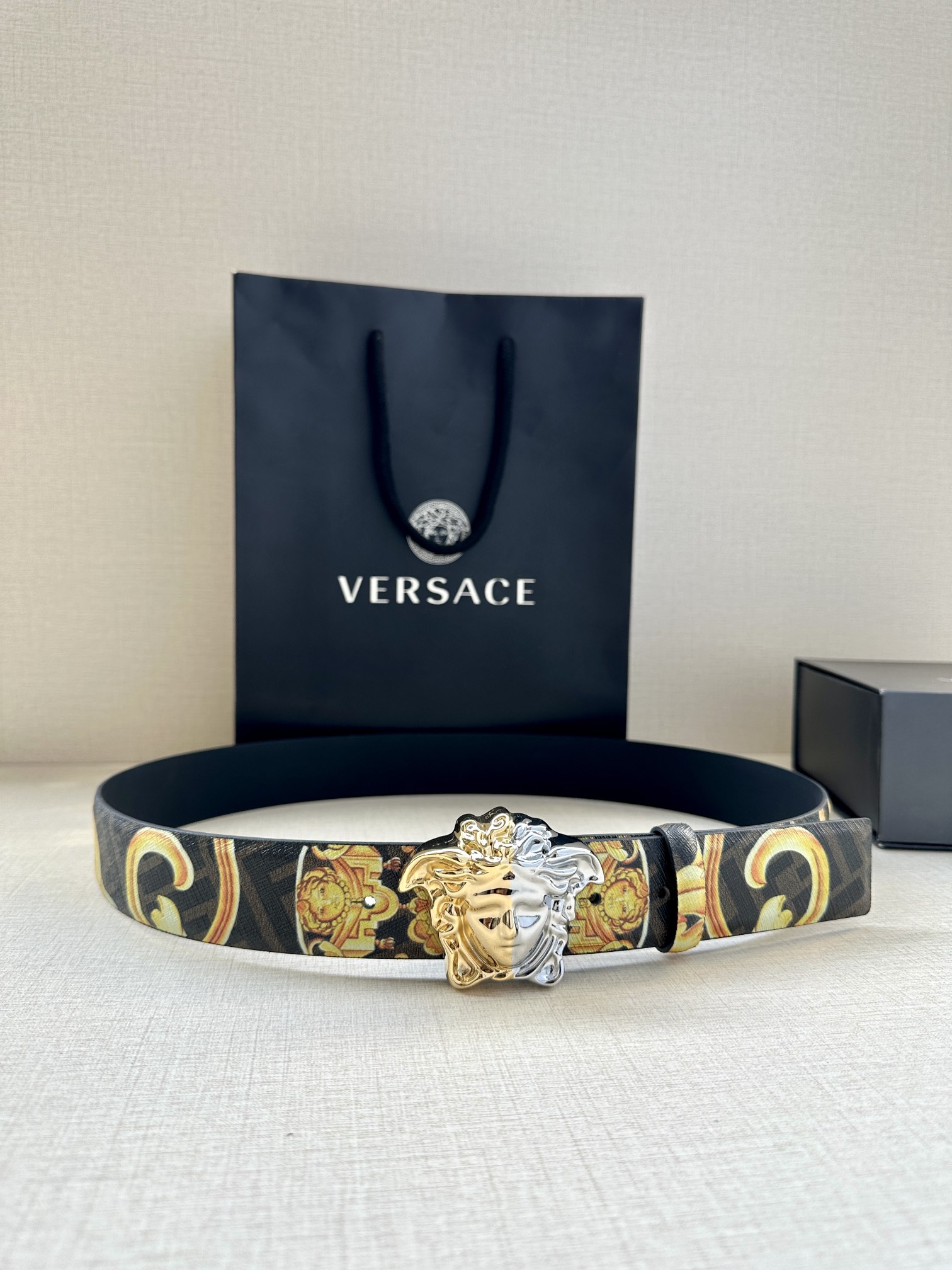 宽度3.8cmVERSACE/FENDI标志造型宽皮带联名钉扣式美人头扣范思哲原版进3D打印花绘印有浮雕