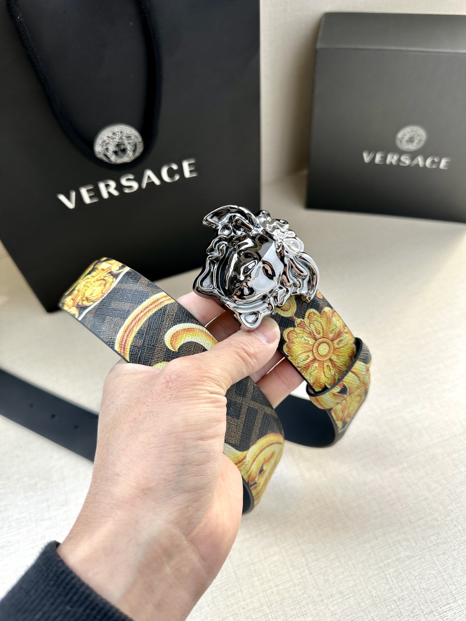 宽度3.8cmVERSACE/FENDI标志造型宽皮带联名钉扣式美人头扣范思哲原版进3D打印花绘印有浮雕