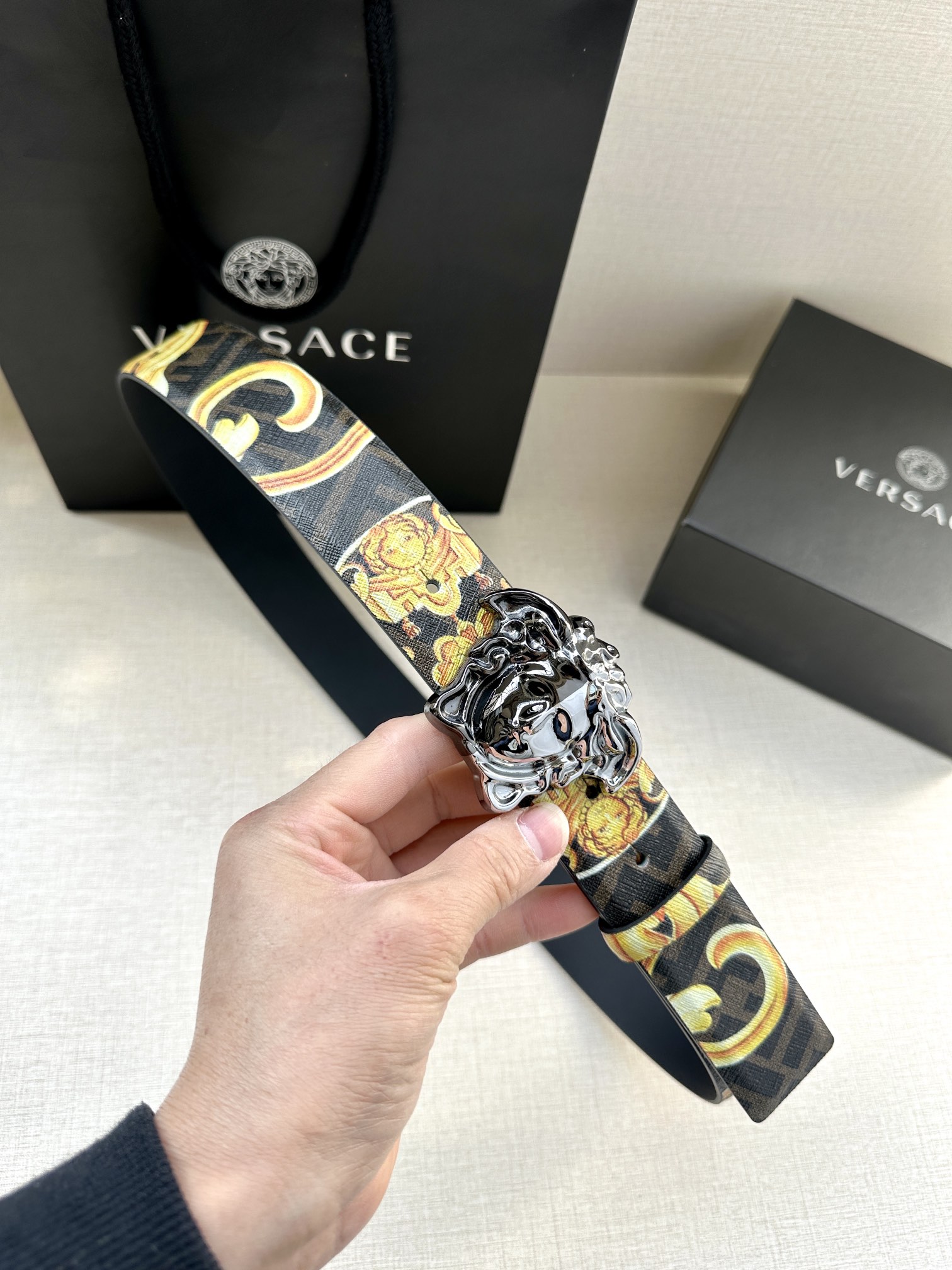 宽度3.8cmVERSACE/FENDI标志造型宽皮带联名钉扣式美人头扣范思哲原版进3D打印花绘印有浮雕