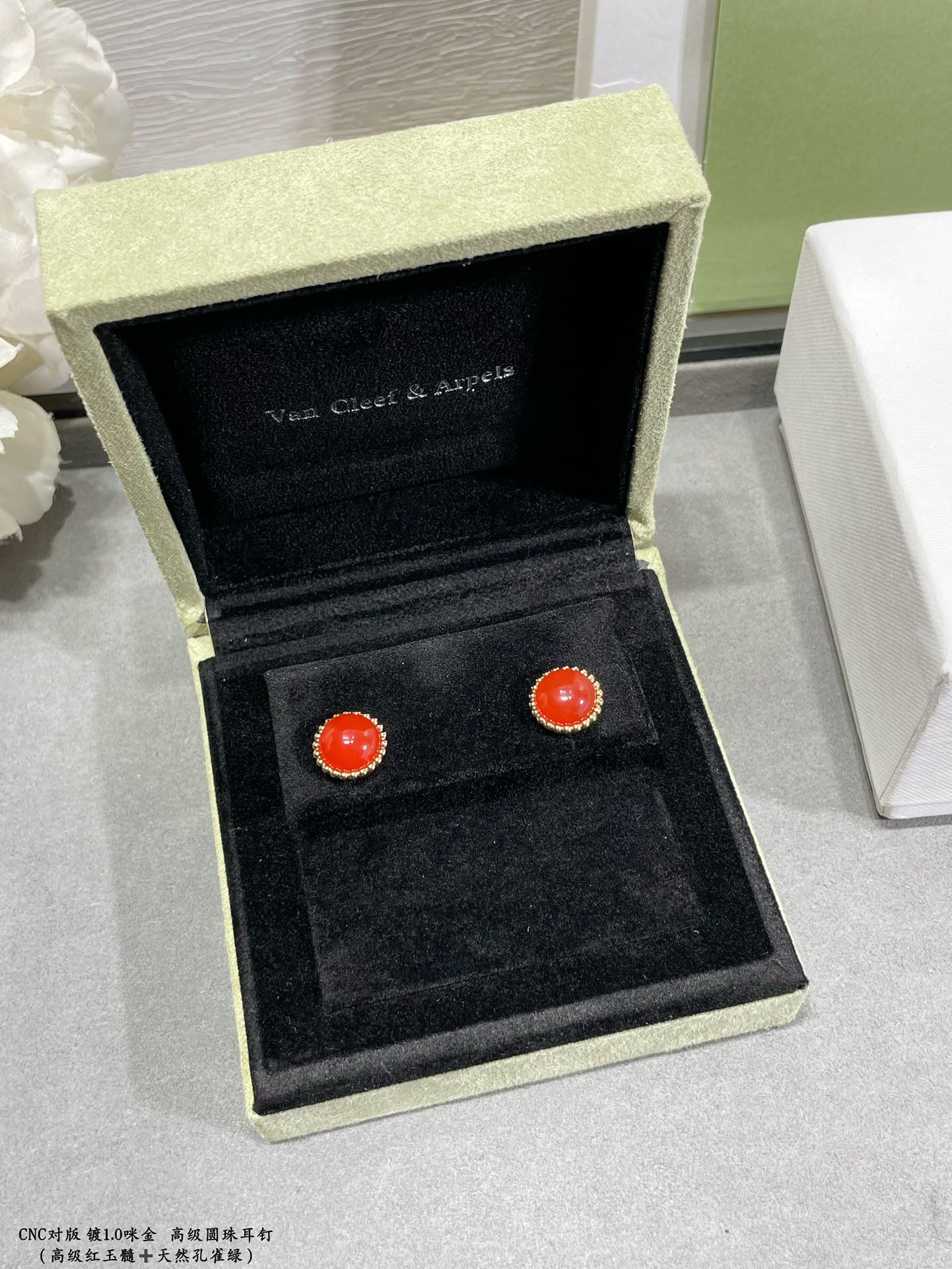 “High-End VCA Gold Cylindrical Earring in Natural Peacock Green Design” - 图片 7