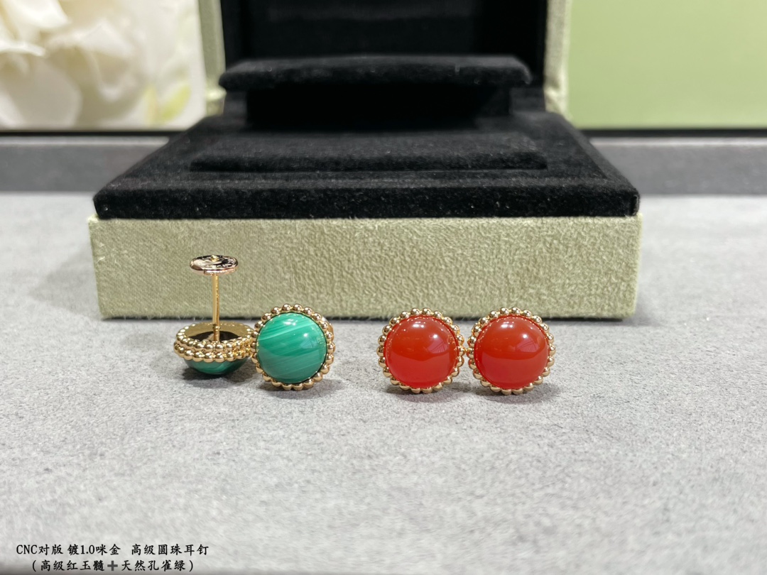 “High-End VCA Gold Cylindrical Earring in Natural Peacock Green Design” - 图片 5