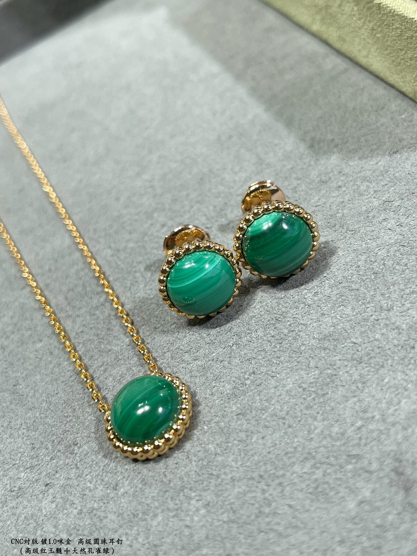 “High-End VCA Gold Cylindrical Earring in Natural Peacock Green Design” - 图片 8
