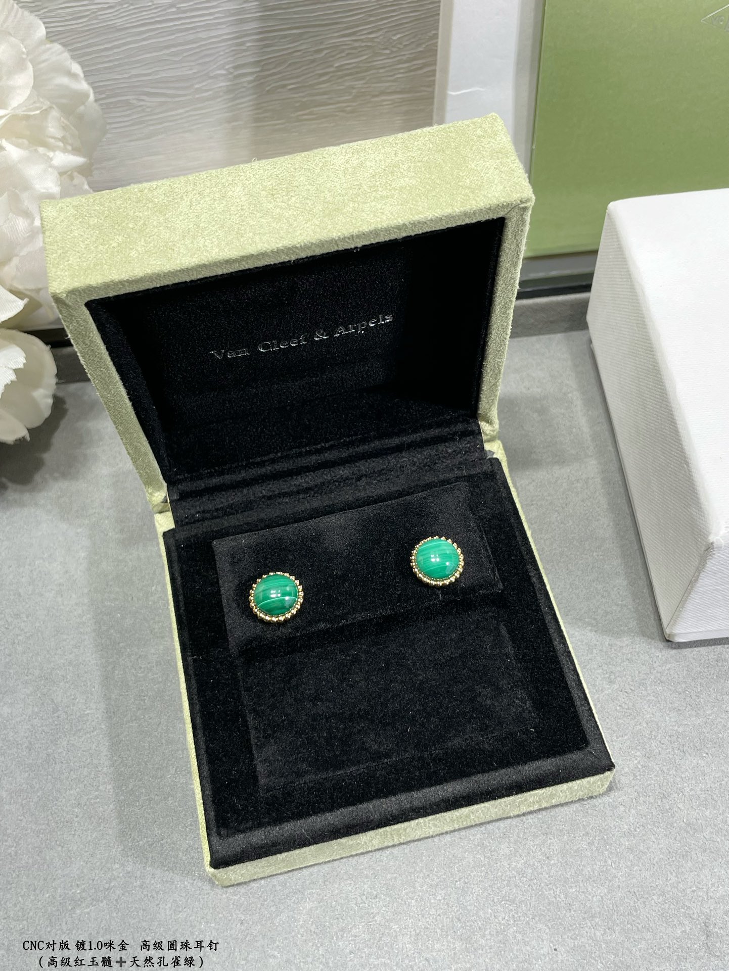 “High-End VCA Gold Cylindrical Earring in Natural Peacock Green Design” - 图片 6