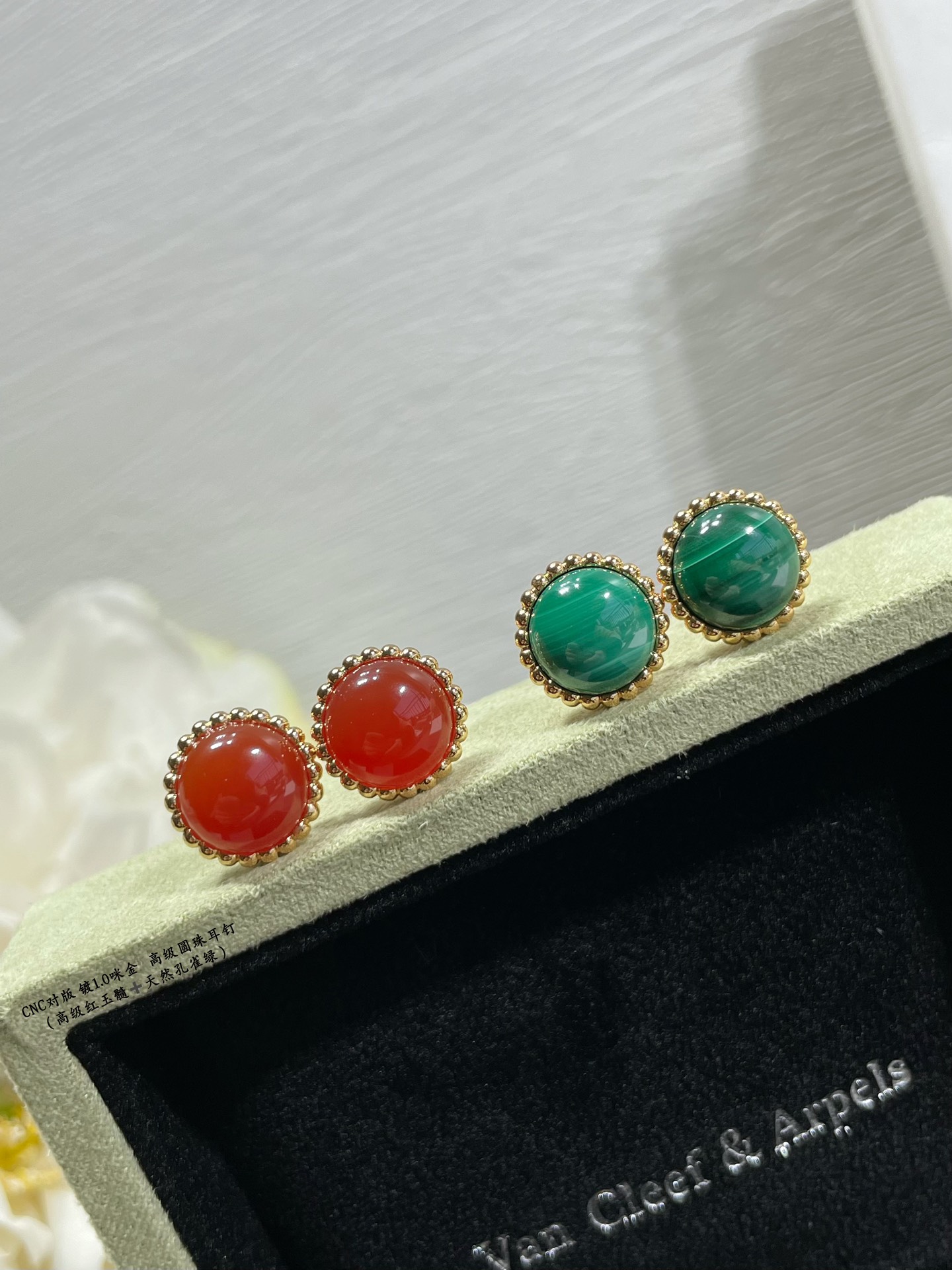 “High-End VCA Gold Cylindrical Earring in Natural Peacock Green Design” - 图片 4