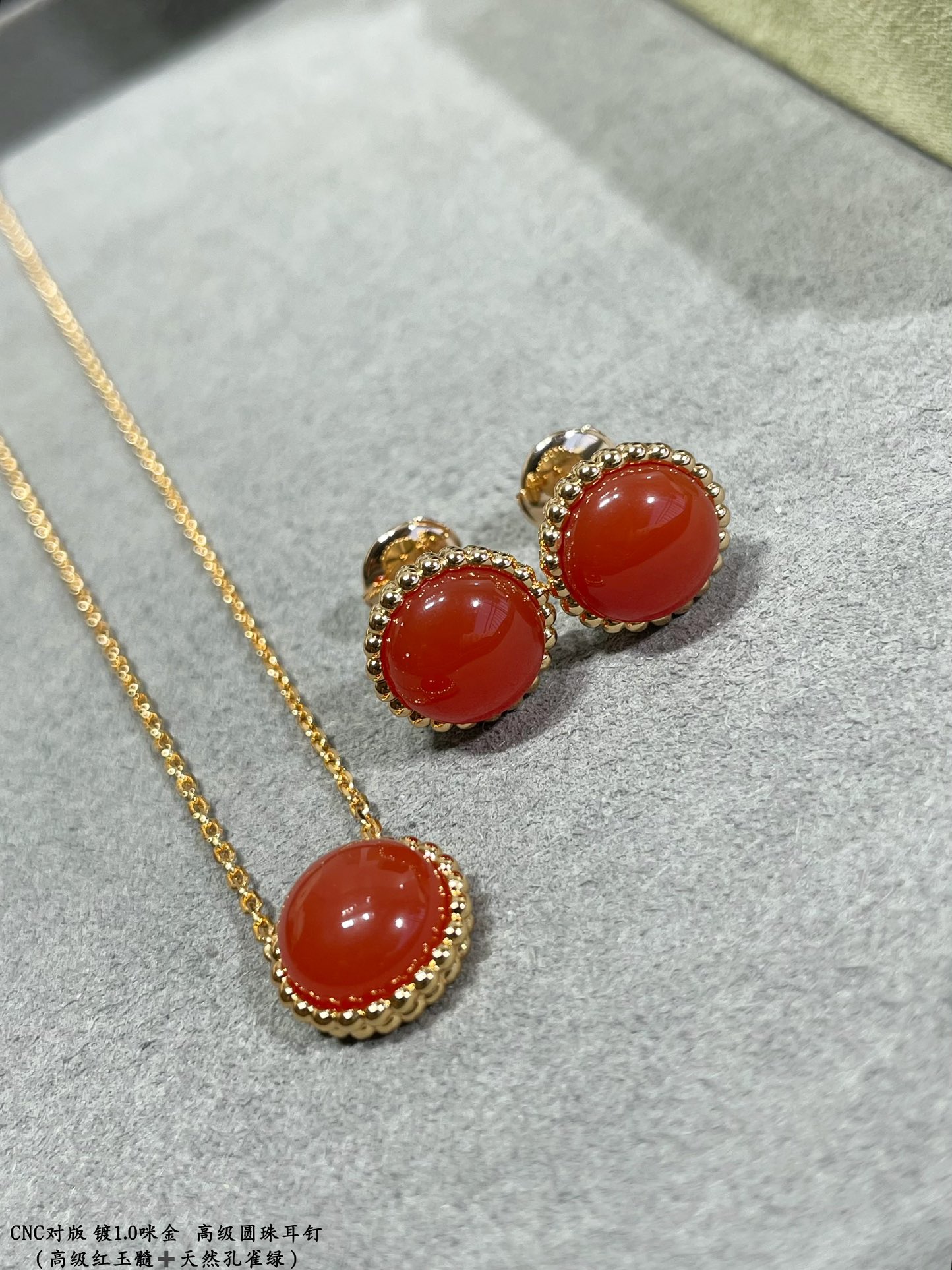 “High-End VCA Gold Cylindrical Earring in Natural Peacock Green Design” - 图片 9