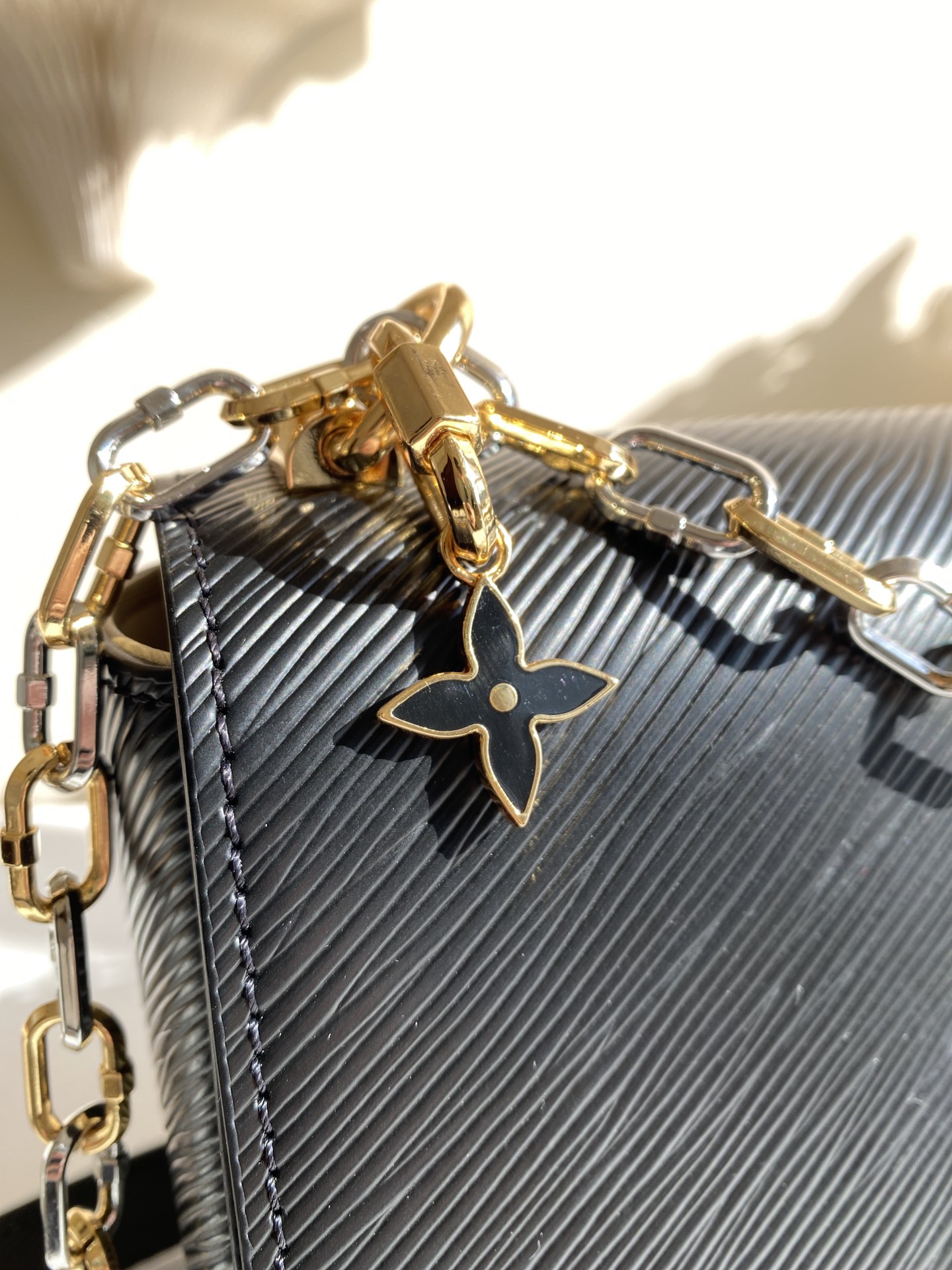TWIST MM Handbag - Bag 6