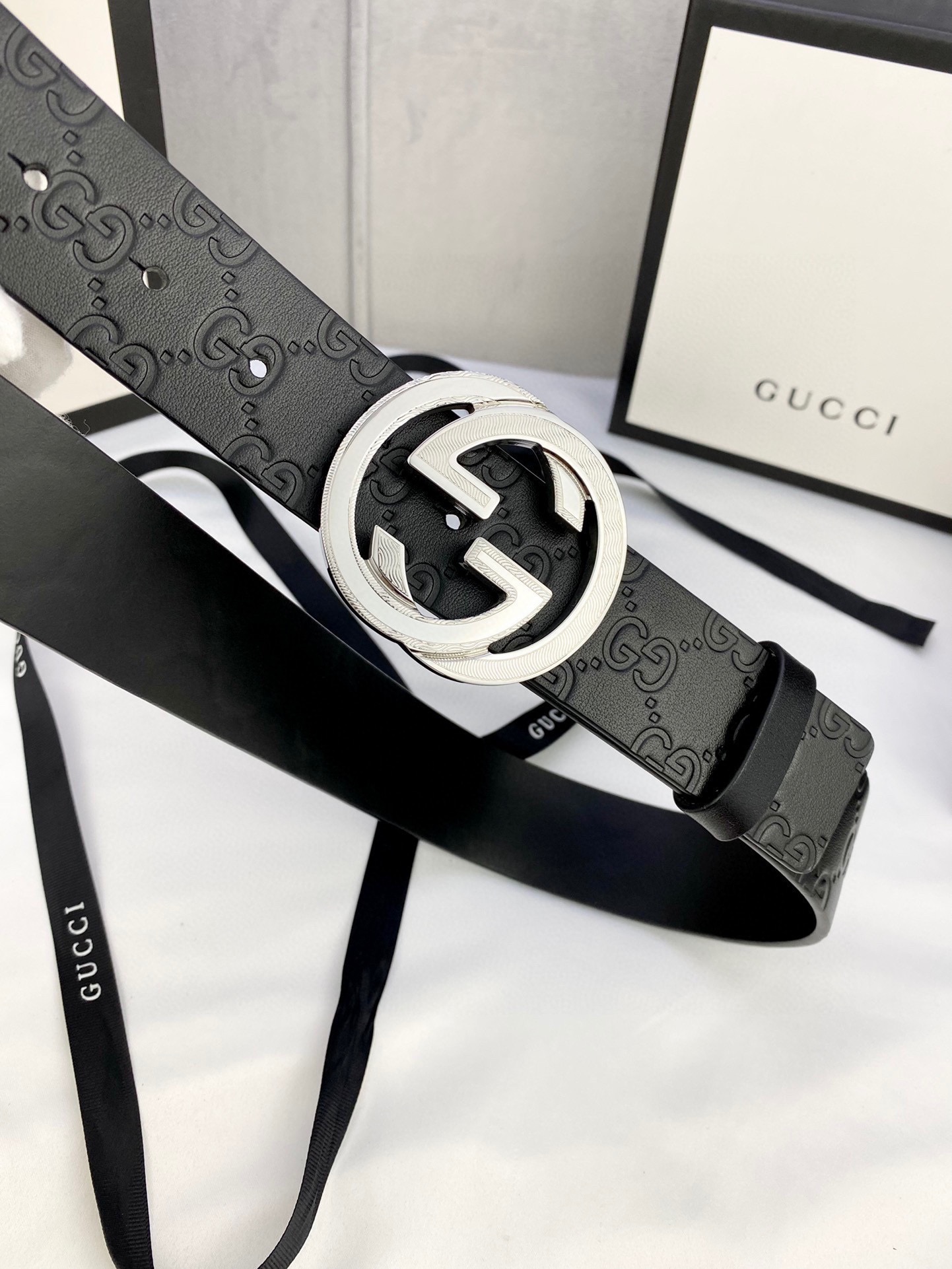 gucci互扣式双G带五金厚度6.0cm扣腰带采用热压印技术的GucciSignature皮革精制而成触