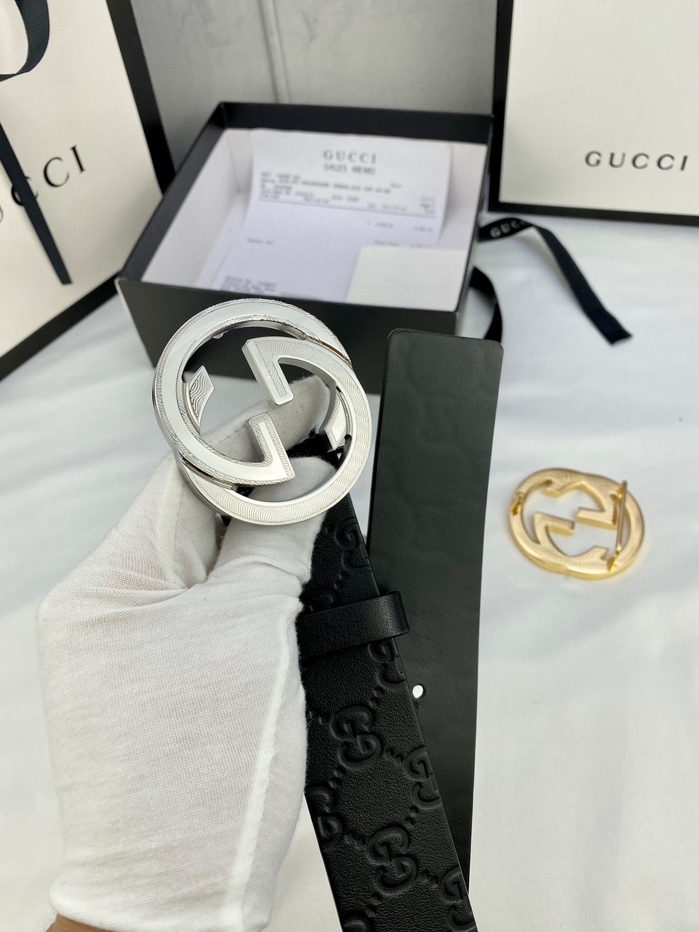 gucci互扣式双G带五金厚度6.0cm扣腰带采用热压印技术的GucciSignature皮革精制而成触