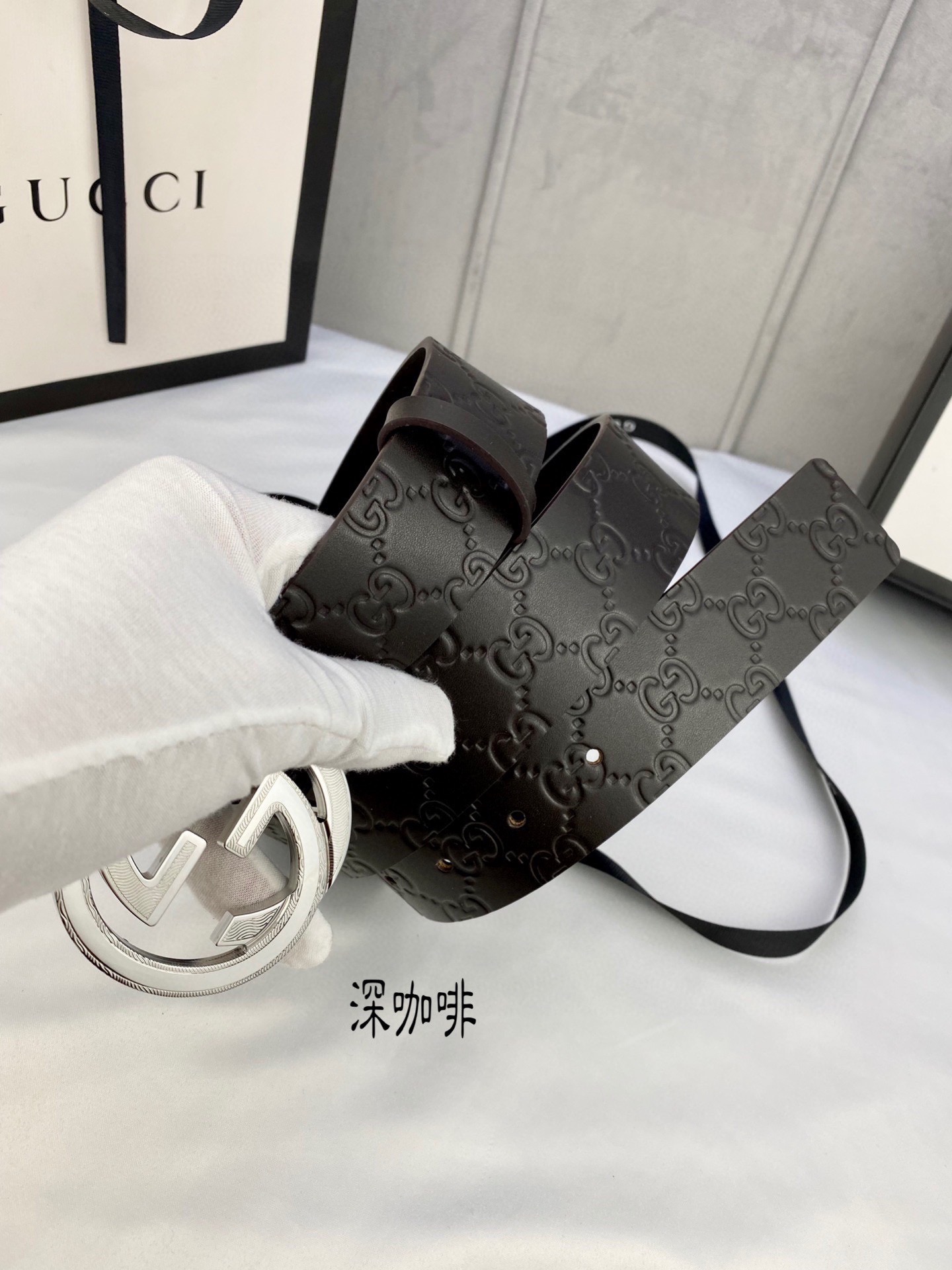 gucci互扣式双G带五金厚度6.0cm扣腰带采用热压印技术的GucciSignature皮革精制而成触