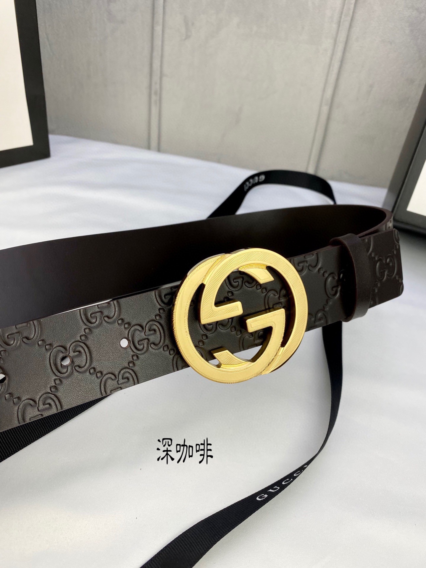 gucci互扣式双G带五金厚度6.0cm扣腰带采用热压印技术的GucciSignature皮革精制而成触