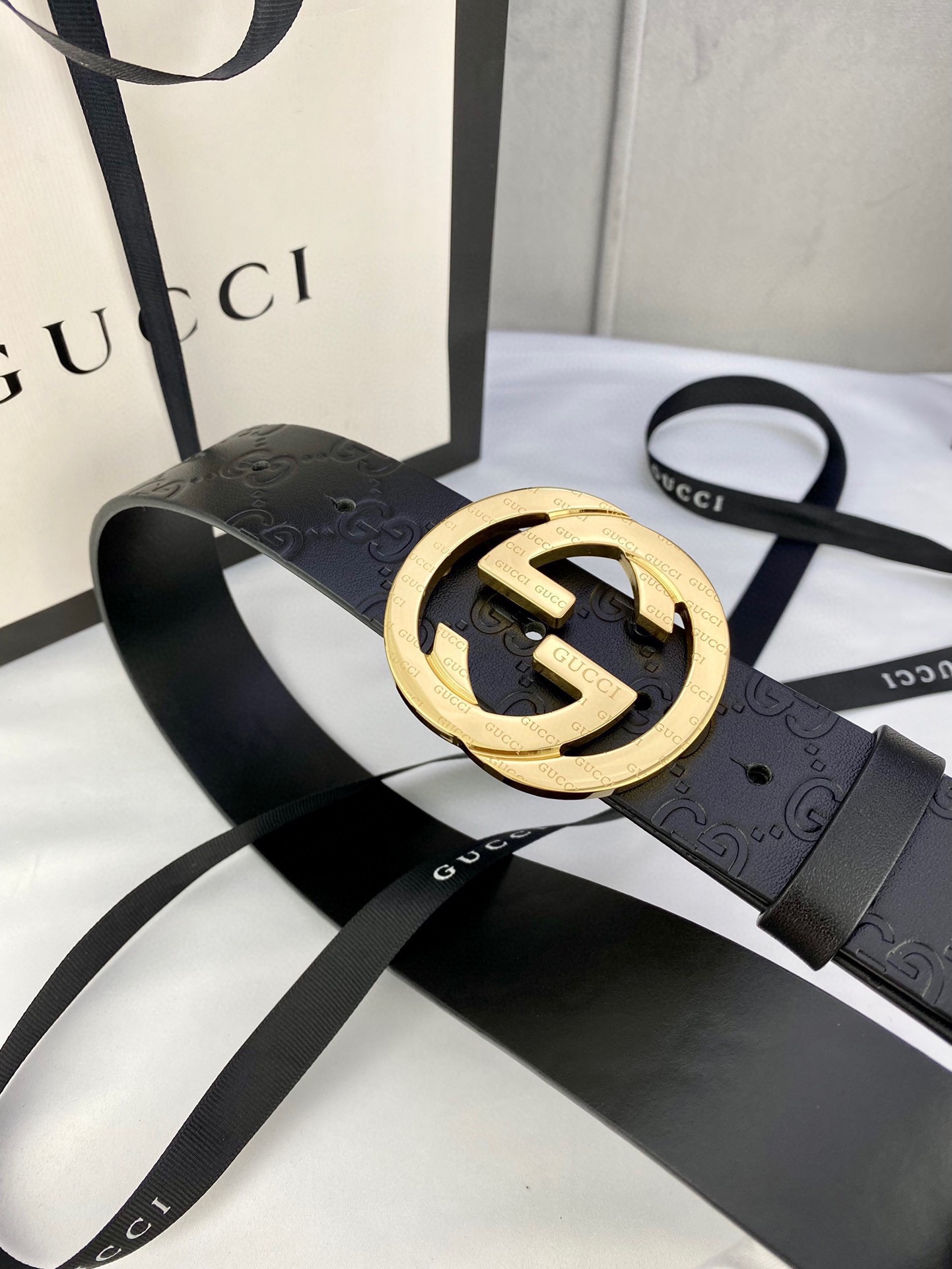 gucci互扣式双G带五金厚度6.0cm扣腰带采用热压印技术的GucciSignature皮革精制而成触