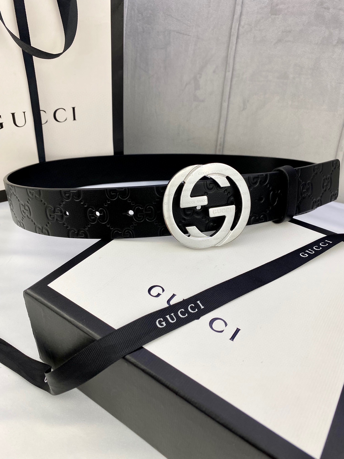 gucci互扣式双G带五金厚度6.0cm扣腰带采用热压印技术的GucciSignature皮革精制而成触