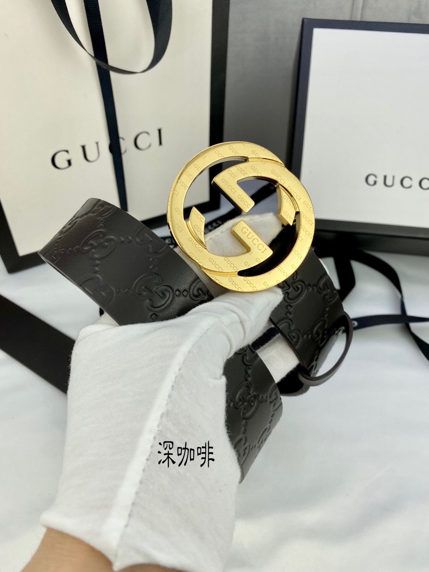 gucci互扣式双G带五金厚度6.0cm扣腰带采用热压印技术的GucciSignature皮革精制而成触