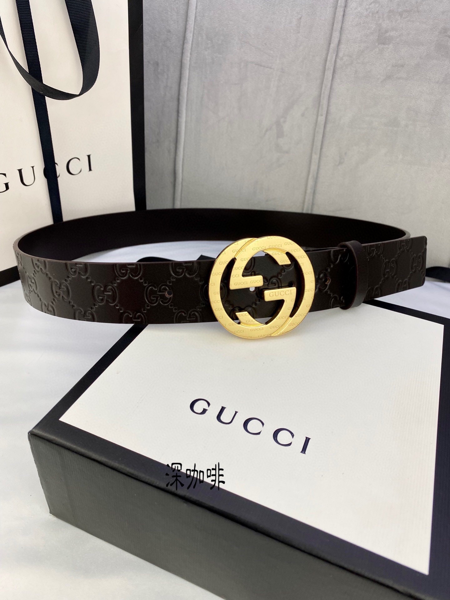 gucci互扣式双G带五金厚度6.0cm扣腰带采用热压印技术的GucciSignature皮革精制而成触