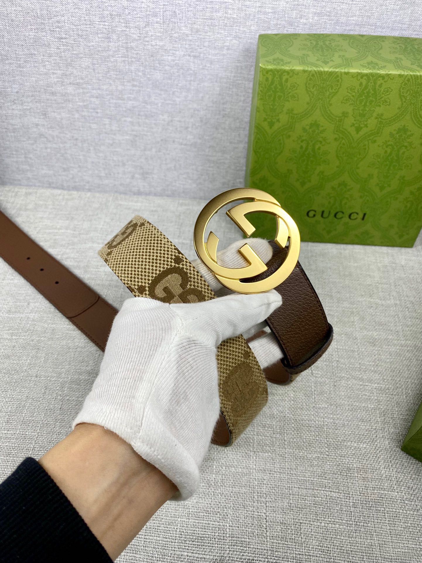  宽度4.0 cm这款宽版腰带饰有经典双G细节，令人联想起古驰宠儿精选手袋中的GG Marmont系列单