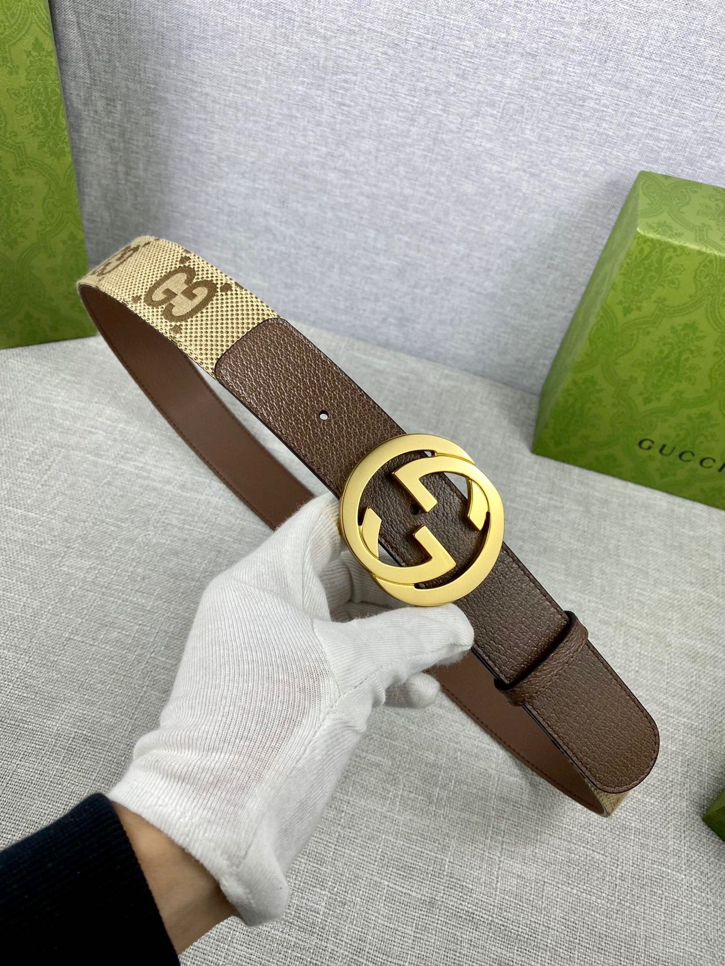  宽度4.0 cm这款宽版腰带饰有经典双G细节，令人联想起古驰宠儿精选手袋中的GG Marmont系列单