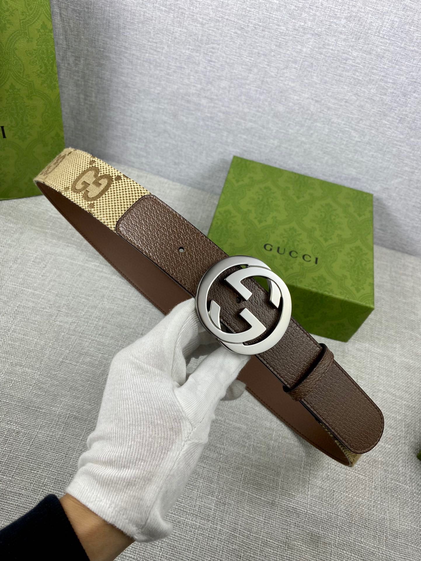  宽度4.0 cm这款宽版腰带饰有经典双G细节，令人联想起古驰宠儿精选手袋中的GG Marmont系列单