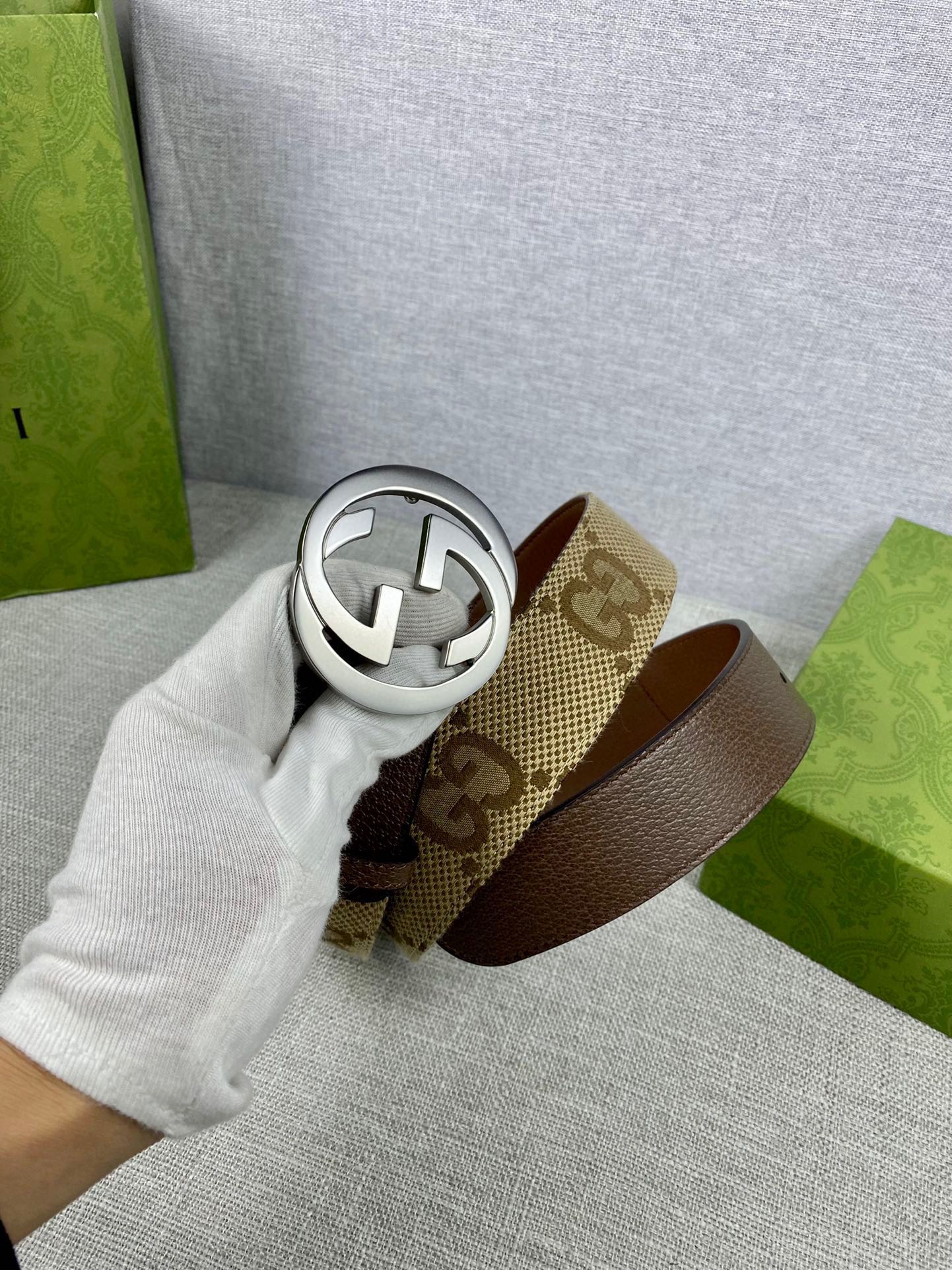  宽度4.0 cm这款宽版腰带饰有经典双G细节，令人联想起古驰宠儿精选手袋中的GG Marmont系列单
