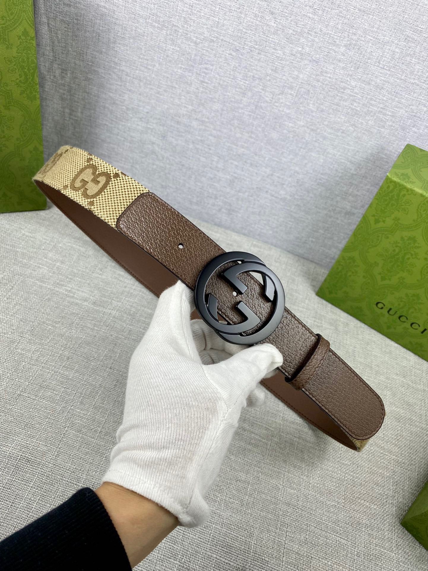  宽度4.0 cm这款宽版腰带饰有经典双G细节，令人联想起古驰宠儿精选手袋中的GG Marmont系列单