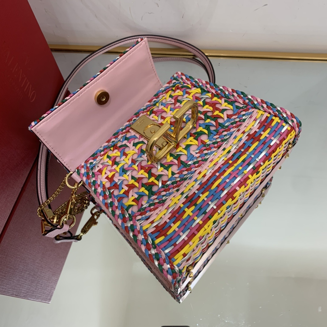 Valentino2023年春夏托特包系列托特包采用天然编织打造纯手工制作交织形成的空隙营造出清透质感点
