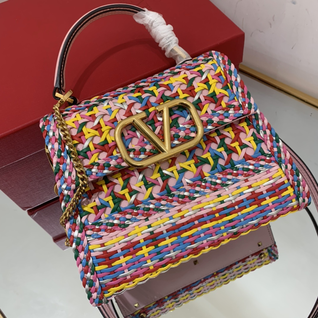 Valentino2023年春夏托特包系列托特包采用天然编织打造纯手工制作交织形成的空隙营造出清透质感点