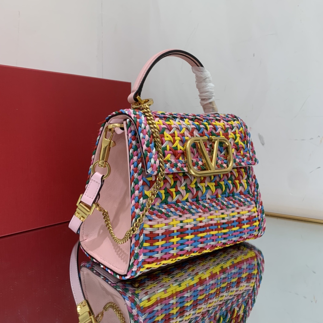 Valentino2023年春夏托特包系列托特包采用天然编织打造纯手工制作交织形成的空隙营造出清透质感点