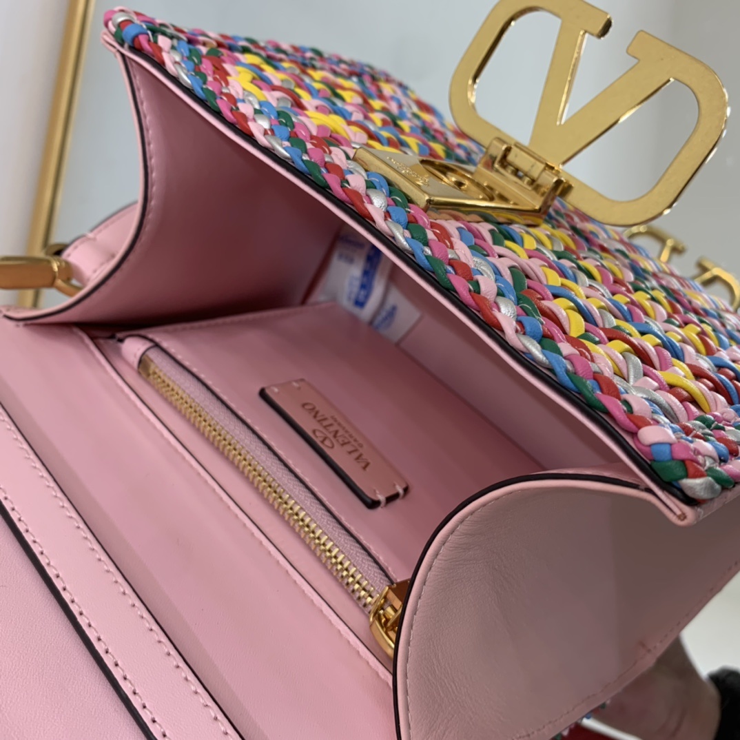 Valentino2023年春夏托特包系列托特包采用天然编织打造纯手工制作交织形成的空隙营造出清透质感点