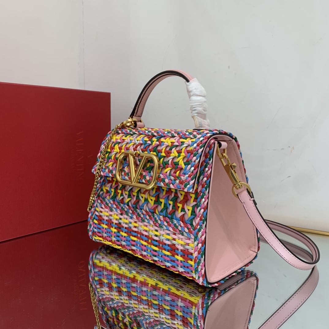 Valentino2023年春夏托特包系列托特包采用天然编织打造纯手工制作交织形成的空隙营造出清透质感点