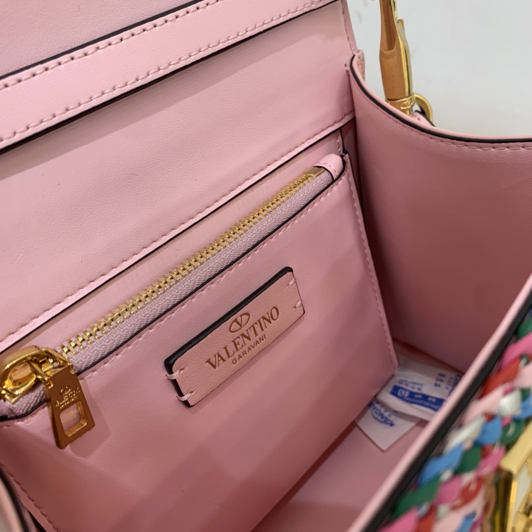 Valentino2023年春夏托特包系列托特包采用天然编织打造纯手工制作交织形成的空隙营造出清透质感点