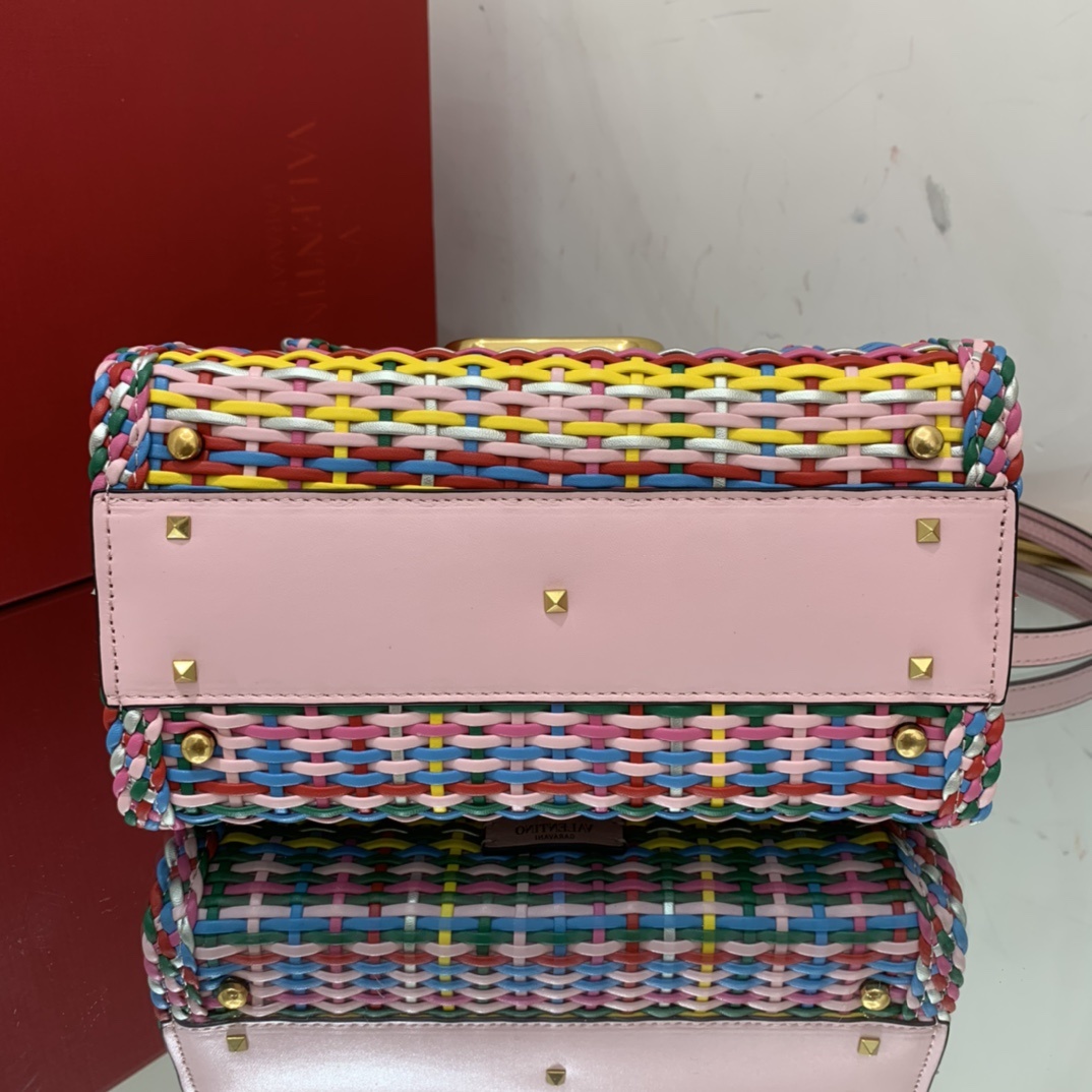 Valentino2023年春夏托特包系列托特包采用天然编织打造纯手工制作交织形成的空隙营造出清透质感点