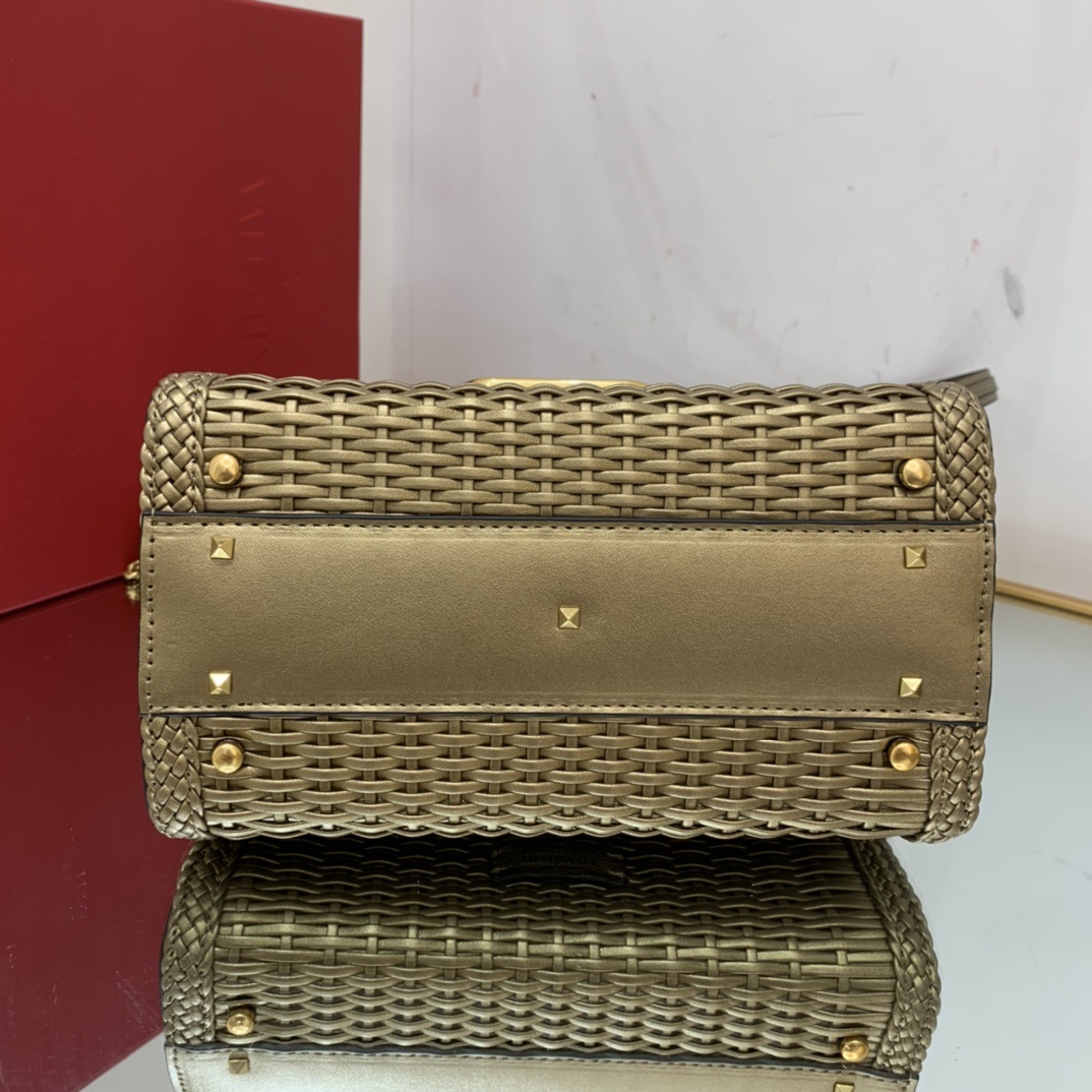 Valentino2023年春夏托特包系列托特包采用天然编织打造纯手工制作交织形成的空隙营造出清透质感点