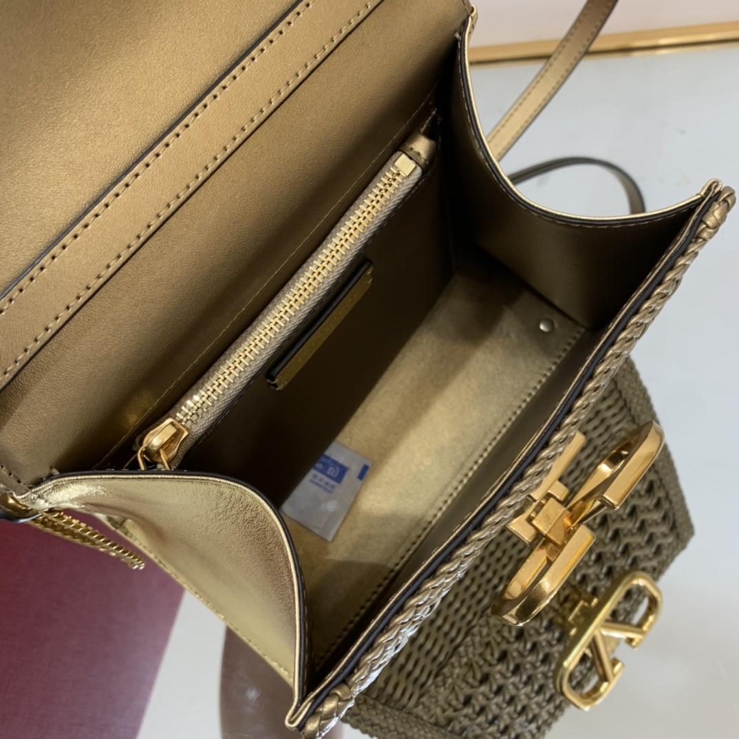 Valentino2023年春夏托特包系列托特包采用天然编织打造纯手工制作交织形成的空隙营造出清透质感点