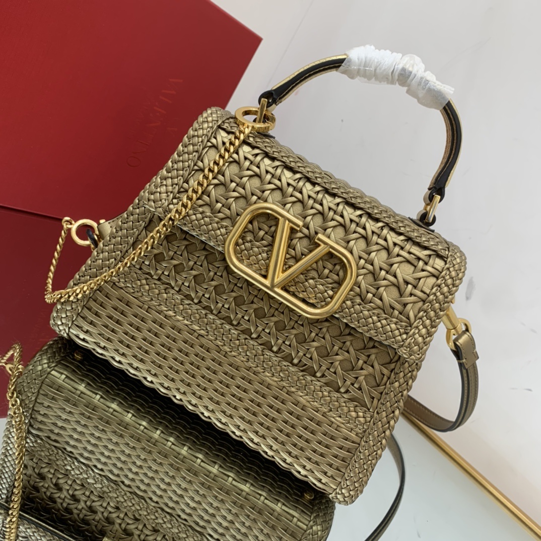 Valentino2023年春夏托特包系列托特包采用天然编织打造纯手工制作交织形成的空隙营造出清透质感点