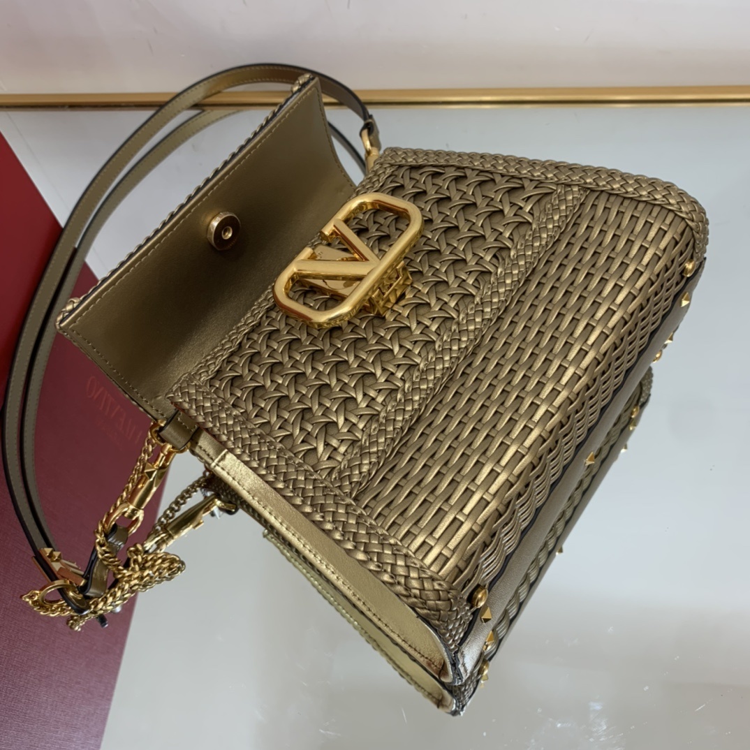 Valentino2023年春夏托特包系列托特包采用天然编织打造纯手工制作交织形成的空隙营造出清透质感点