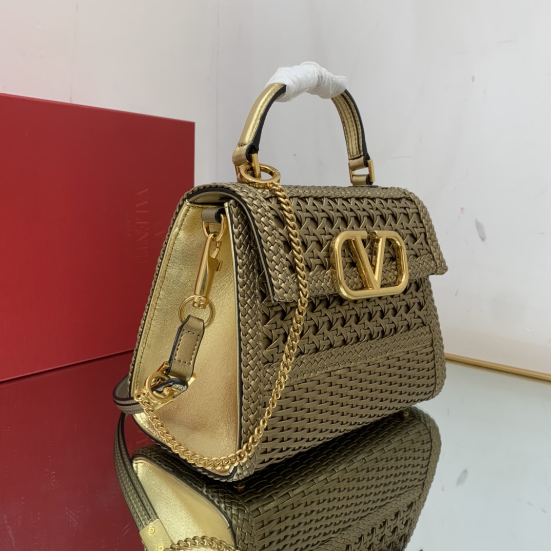 Valentino2023年春夏托特包系列托特包采用天然编织打造纯手工制作交织形成的空隙营造出清透质感点