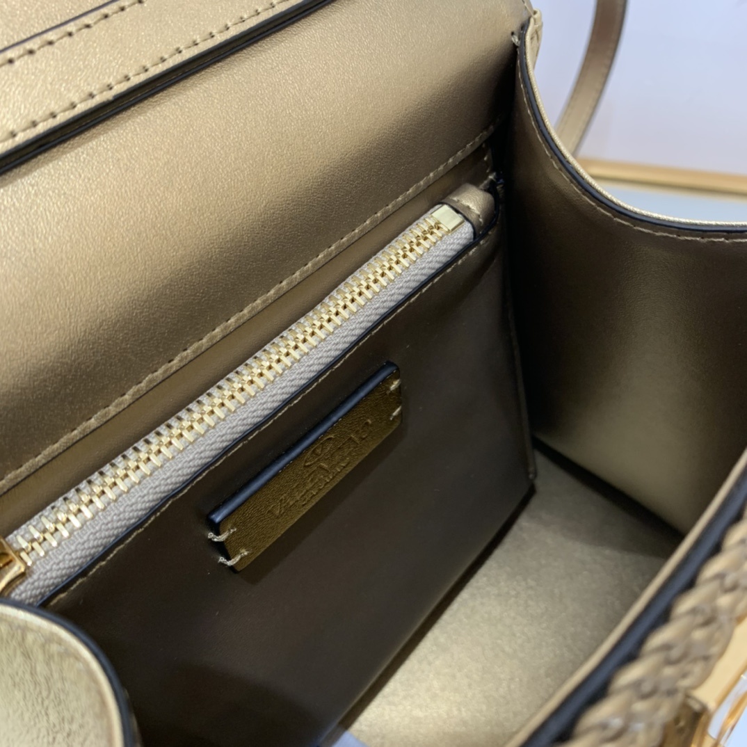 Valentino2023年春夏托特包系列托特包采用天然编织打造纯手工制作交织形成的空隙营造出清透质感点