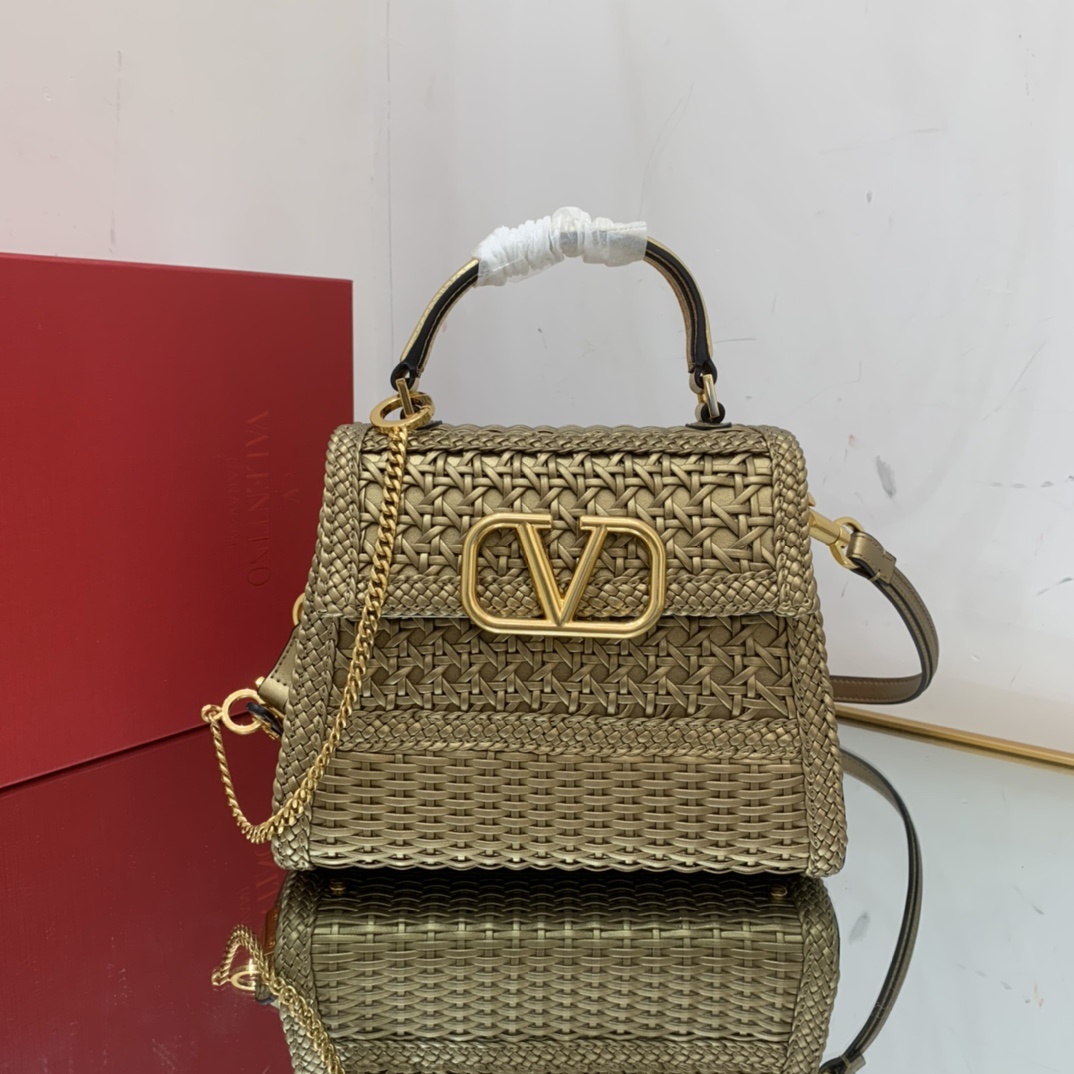 Valentino2023年春夏托特包系列托特包采用天然编织打造纯手工制作交织形成的空隙营造出清透质感点