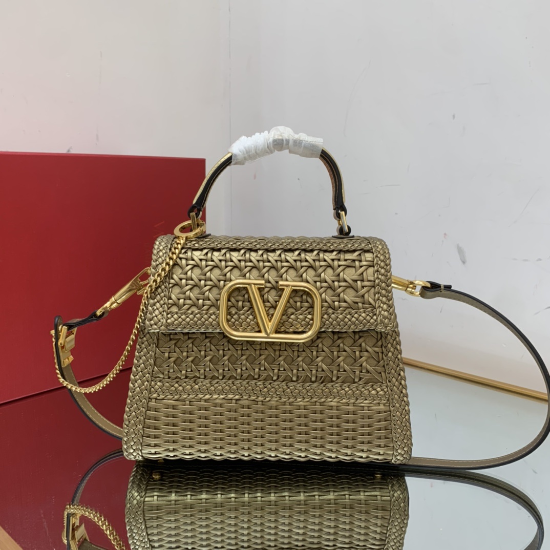 Valentino2023年春夏托特包系列托特包采用天然编织打造纯手工制作交织形成的空隙营造出清透质感点