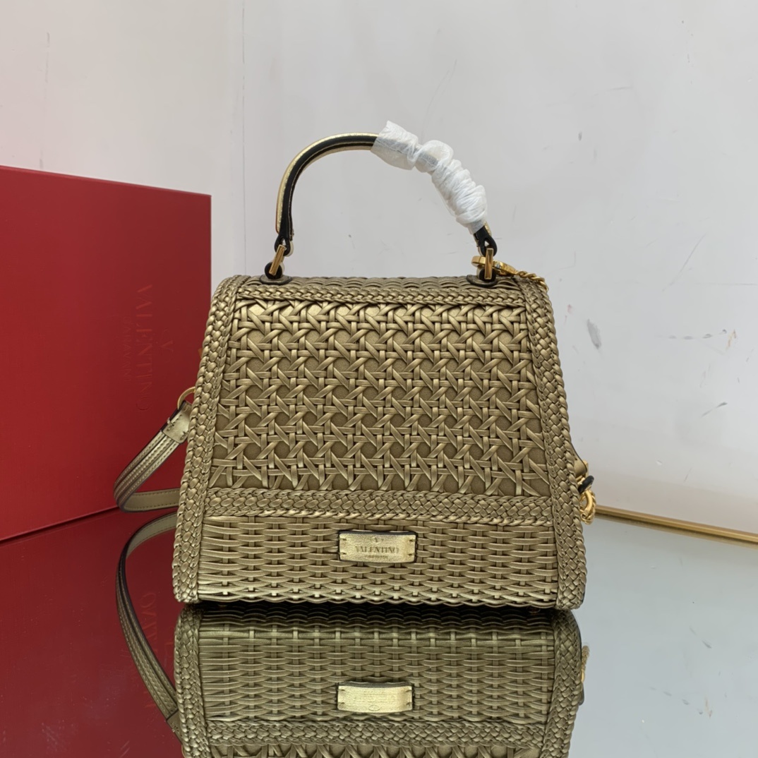 Valentino2023年春夏托特包系列托特包采用天然编织打造纯手工制作交织形成的空隙营造出清透质感点
