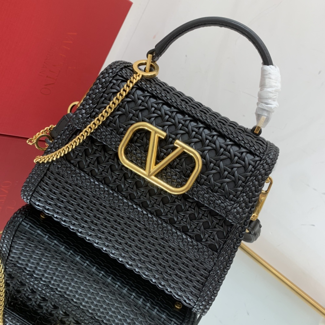 Valentino2023年春夏托特包系列托特包采用天然编织打造纯手工制作交织形成的空隙营造出清透质感点