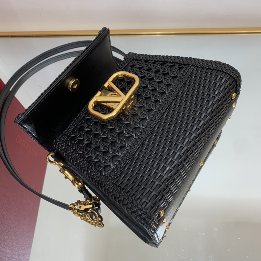 Valentino2023年春夏托特包系列托特包采用天然编织打造纯手工制作交织形成的空隙营造出清透质感点
