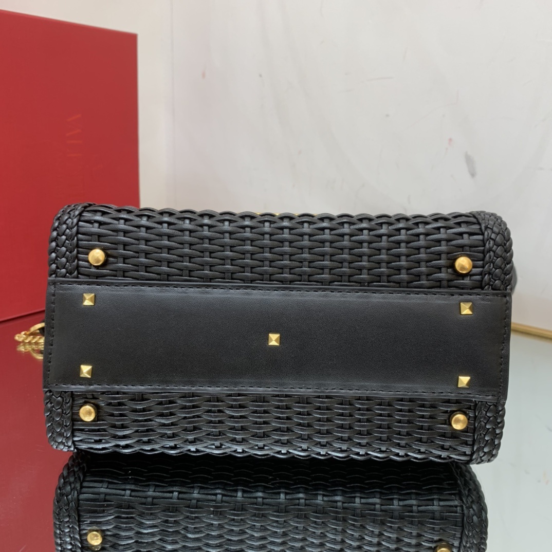 Valentino2023年春夏托特包系列托特包采用天然编织打造纯手工制作交织形成的空隙营造出清透质感点