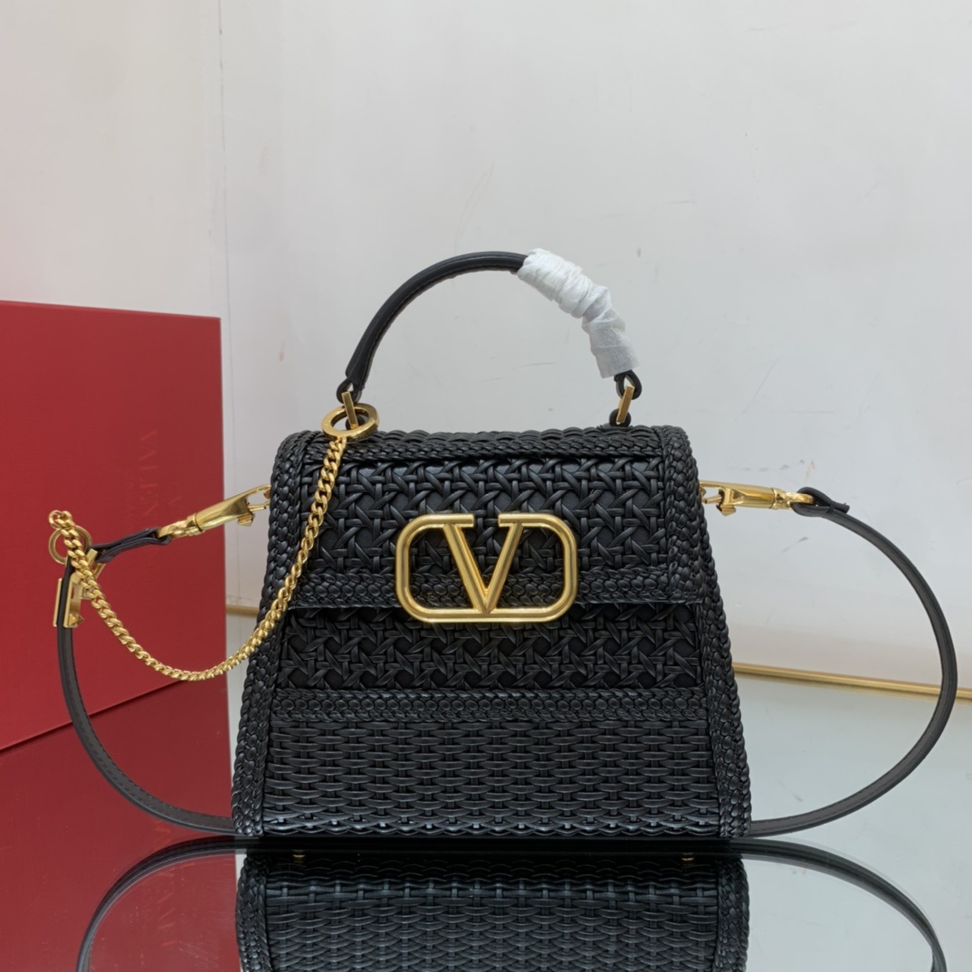 Valentino2023年春夏托特包系列托特包采用天然编织打造纯手工制作交织形成的空隙营造出清透质感点